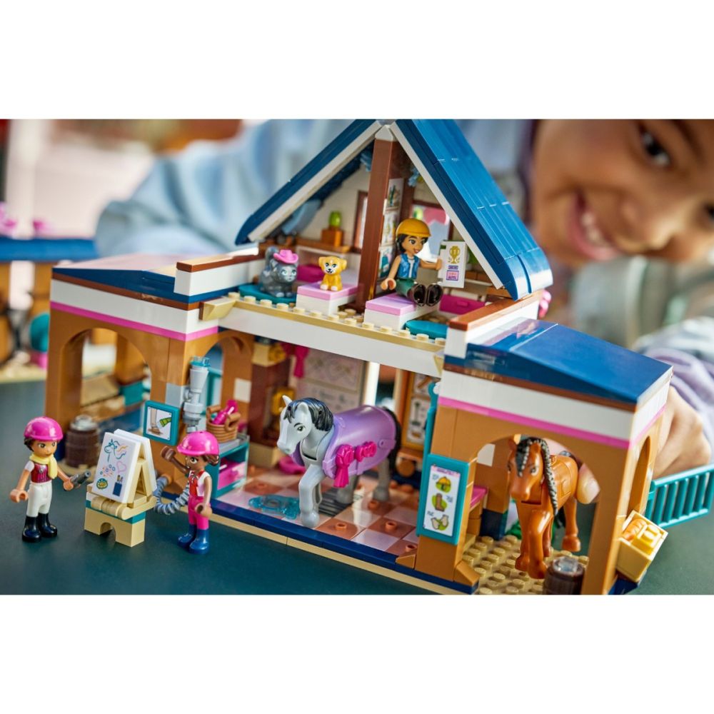 LEGO® Friends - Grajd de cai si academie de echitatie (42688)