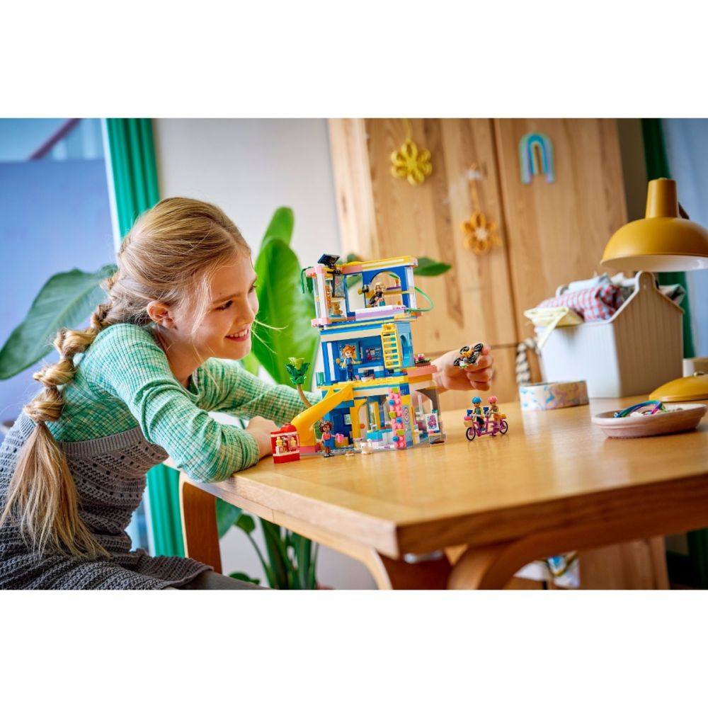 LEGO® Friends - Clubul prietenilor din orasul Heartlake (42689)