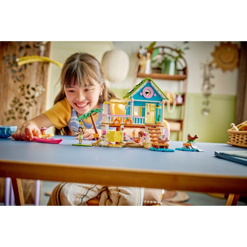LEGO® Friends - Casa pe plaja cu foci (42699)