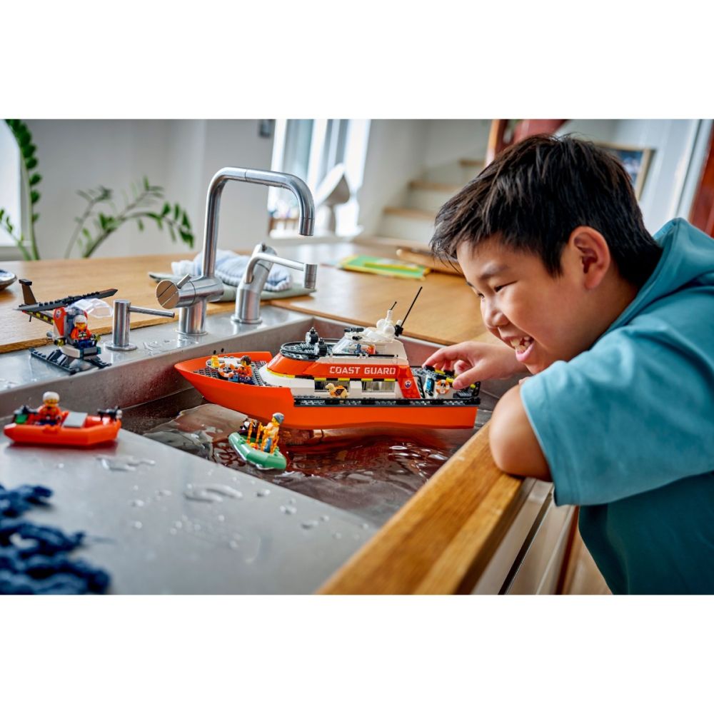 LEGO® City - Barca de salvare si elicopter ale Pazei de Coasta (60504)