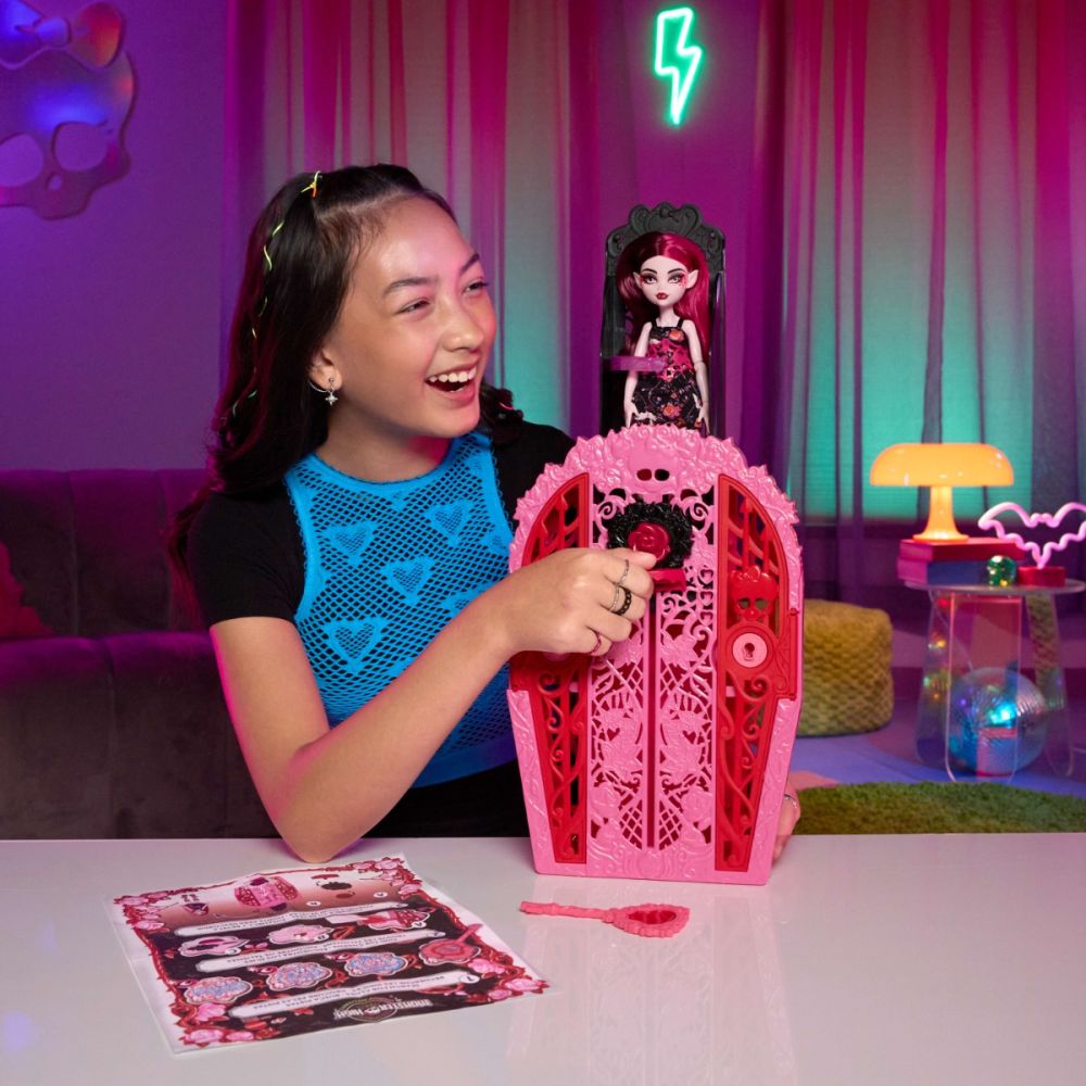 Papusa Draculara cu accesorii, Monster High, Secret Garden Misteries, HYT72