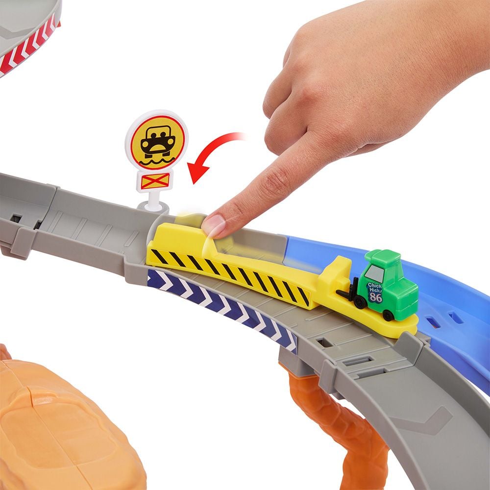 Set de joaca cu masinute si piste, Disney Pixar Cars, Radiator Springs Race&Rescue Road Raceway, JFL57