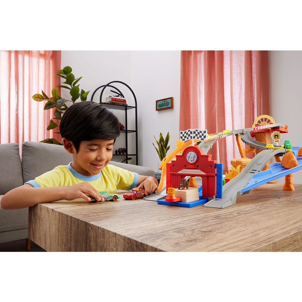 Set de joaca cu masinute si piste, Disney Pixar Cars, Radiator Springs Race&Rescue Road Raceway, JFL57