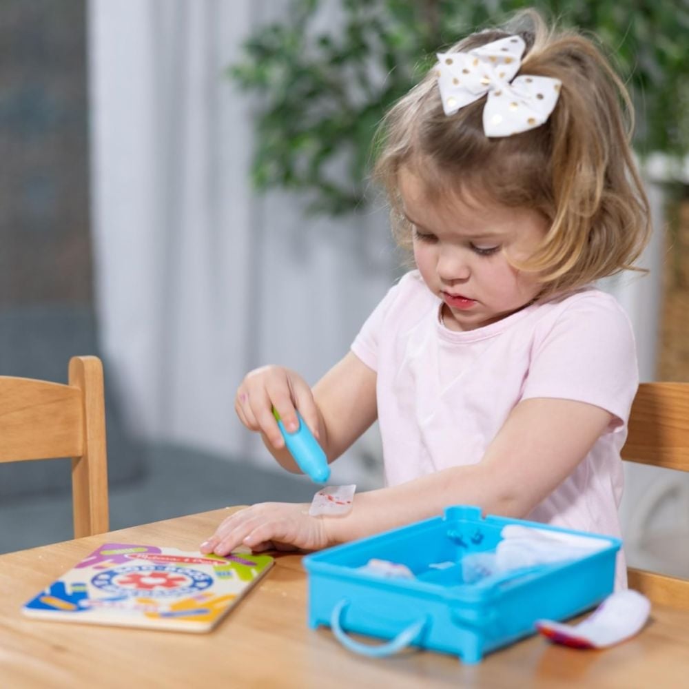 Trusa de prim ajutor cu bandaje reutilizabile Melissa & Doug, 16 piese, 6074904