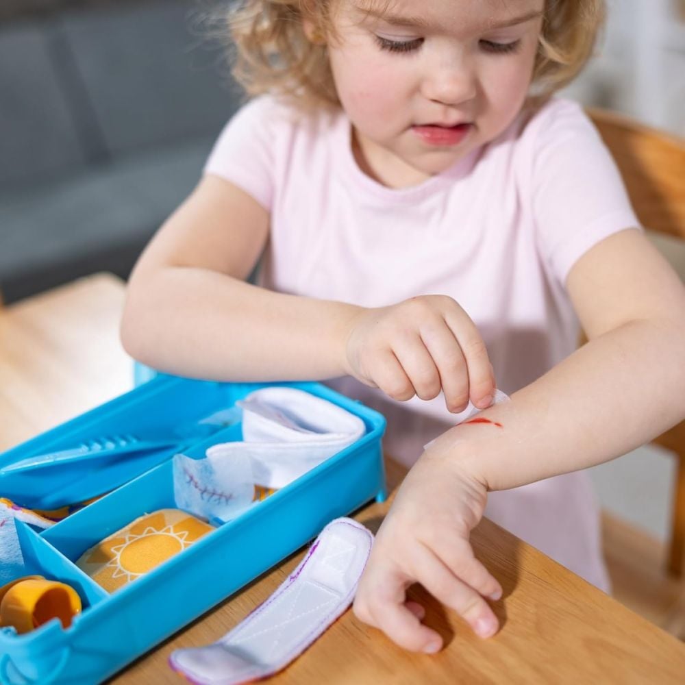 Trusa de prim ajutor cu bandaje reutilizabile Melissa & Doug, 16 piese, 6074904