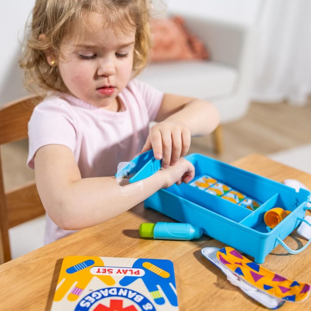 Trusa de prim ajutor cu bandaje reutilizabile Melissa & Doug, 16 piese, 6074904