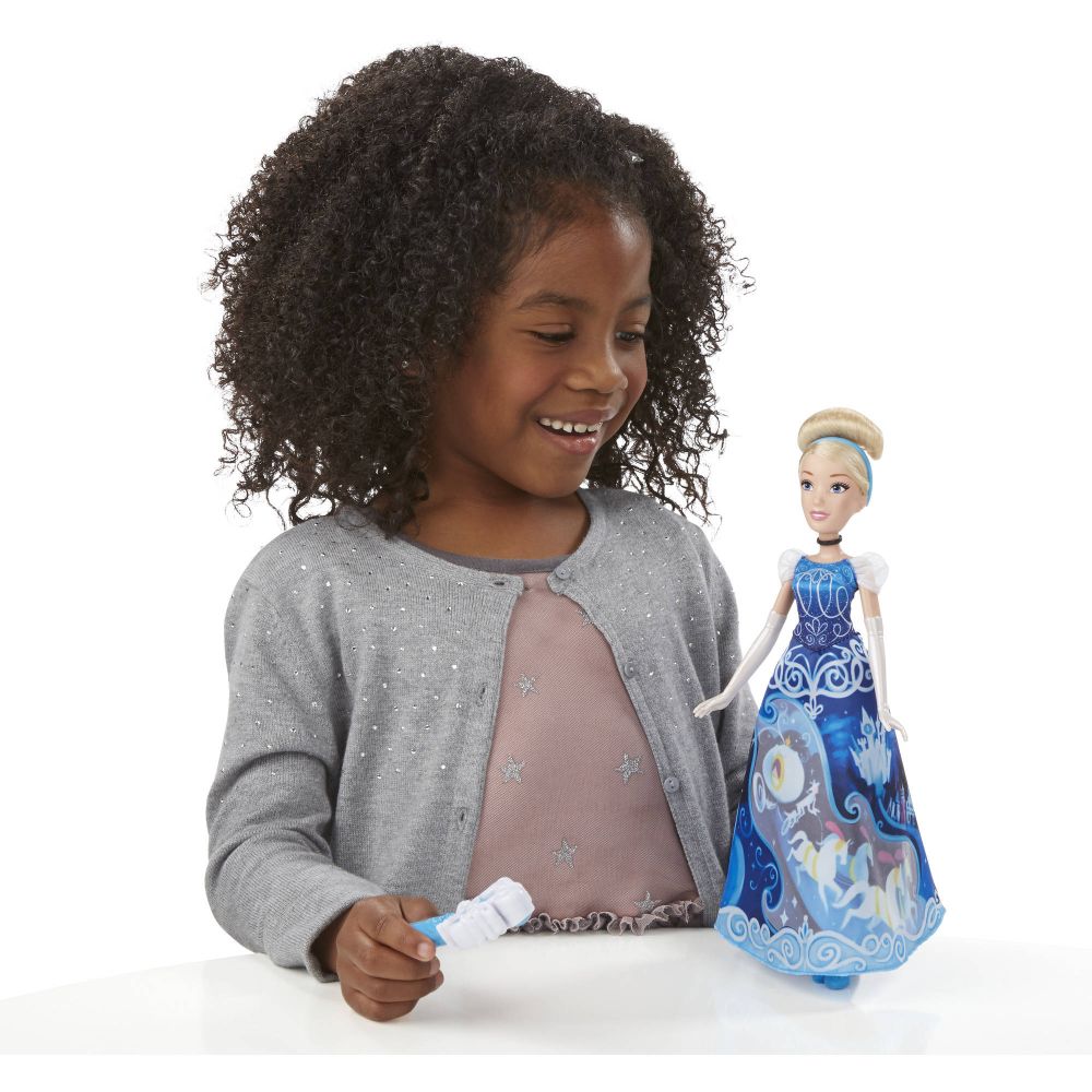 Papusa Disney Princess Cenusareasa cu rochie magica