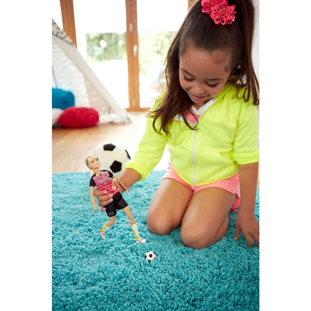 Papusa Barbie Made to Move,  Jucatoare de fotbal, DVF69