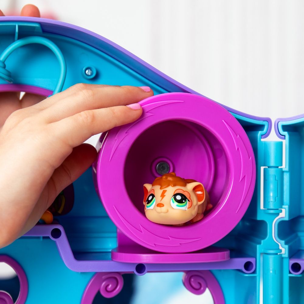 Set de joaca cu 2 figurine, Littlest Pet Shop, 20 accesorii