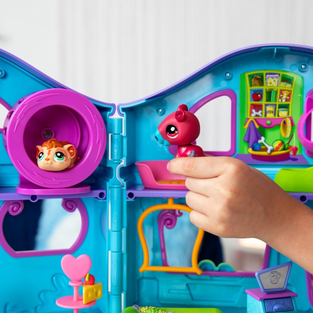 Set de joaca cu 2 figurine, Littlest Pet Shop, 20 accesorii