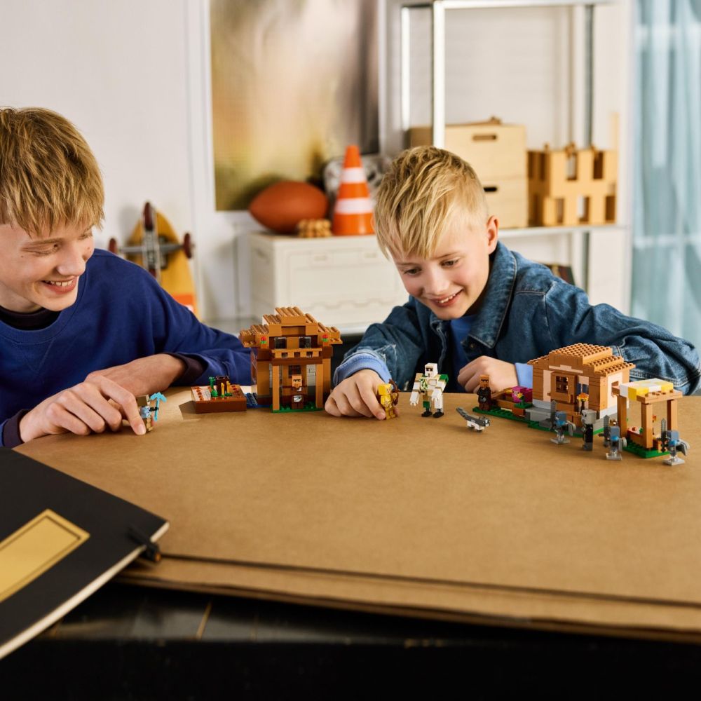 LEGO® Minecraft - Atacul evocatorilor asupra satului (21596)