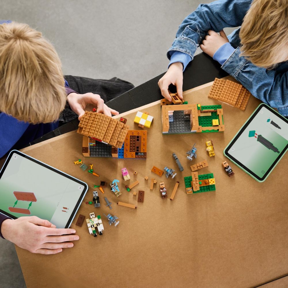 LEGO® Minecraft - Atacul evocatorilor asupra satului (21596)