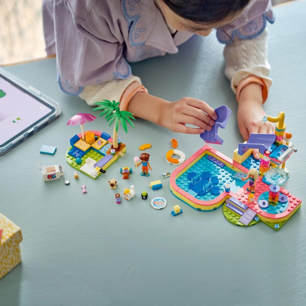 LEGO® Friends - O zi distractiva in parcul acvatic (42676)