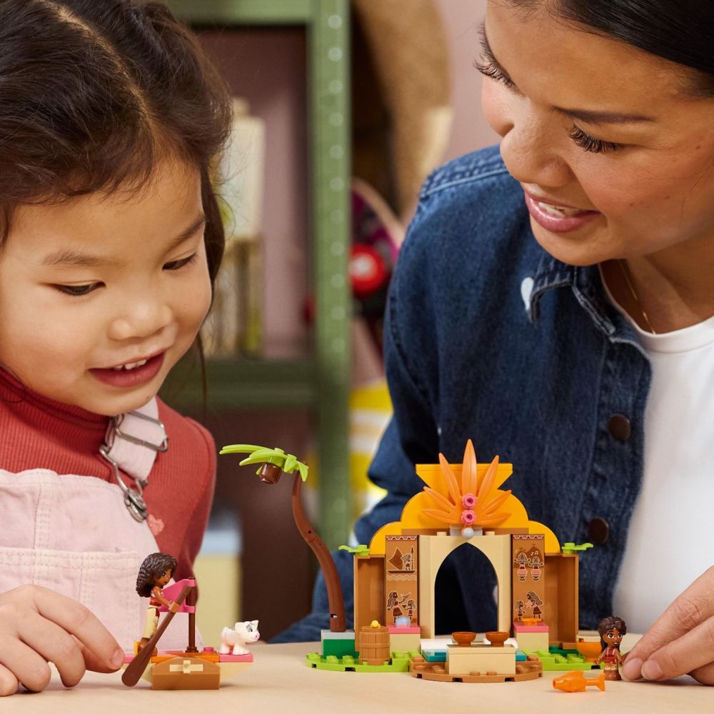LEGO® Disney Princess - Casa traditionala si barcuta (43282)