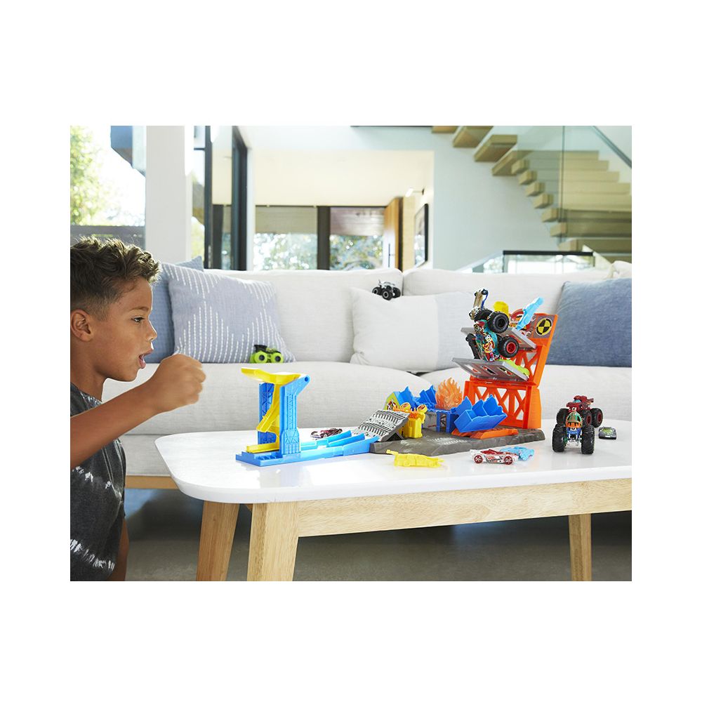 Set de joaca cu masina de teren Monster Trucks, Hot Wheels, Blast Station, HFB12
