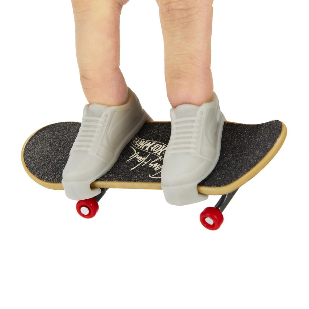 Set mini placa skateboard cu pantofi, Hot Wheels, HGT49
