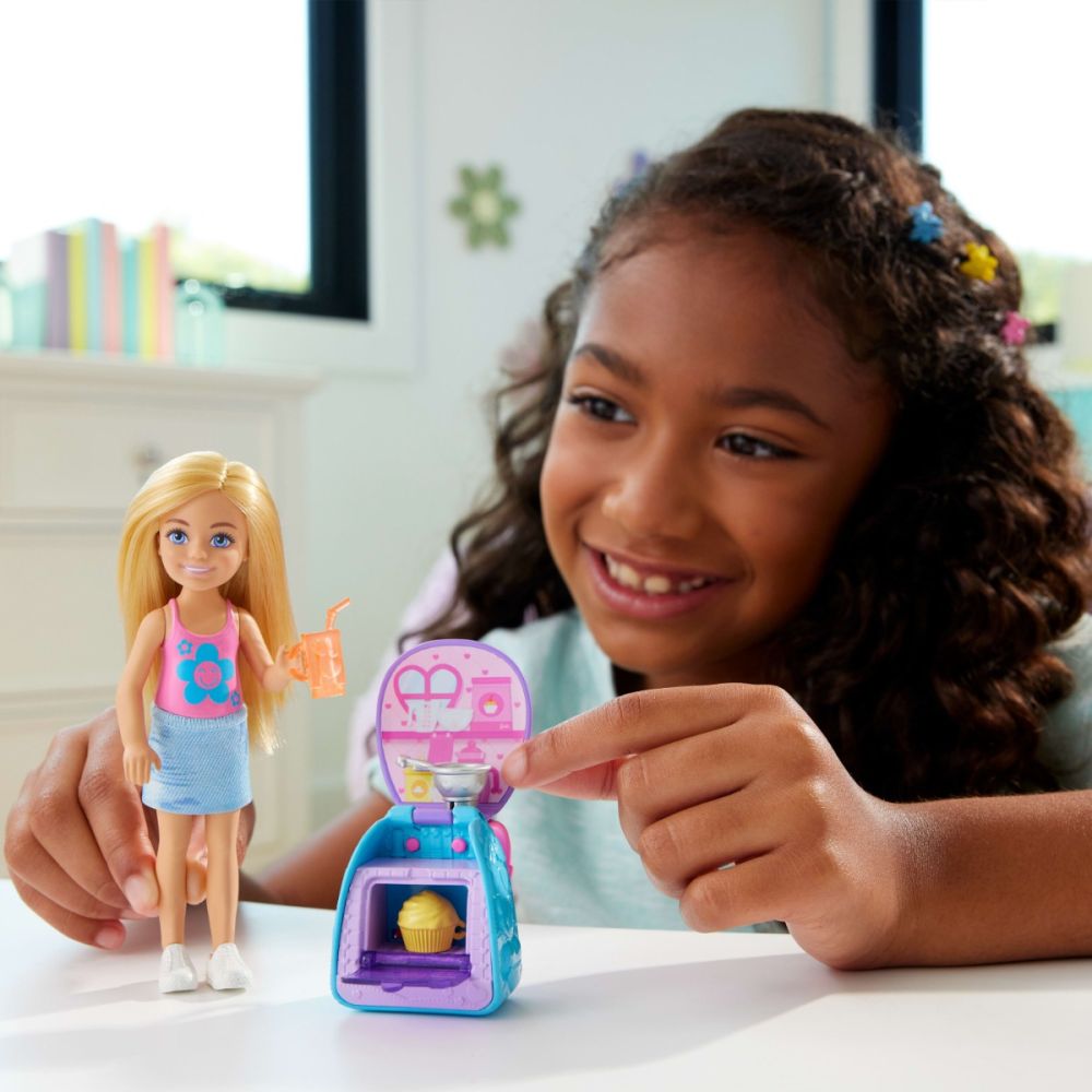 Papusa Chelsea cu accesorii, Barbie, Family&Friends, Cupcake Baking Backpack, JBF46