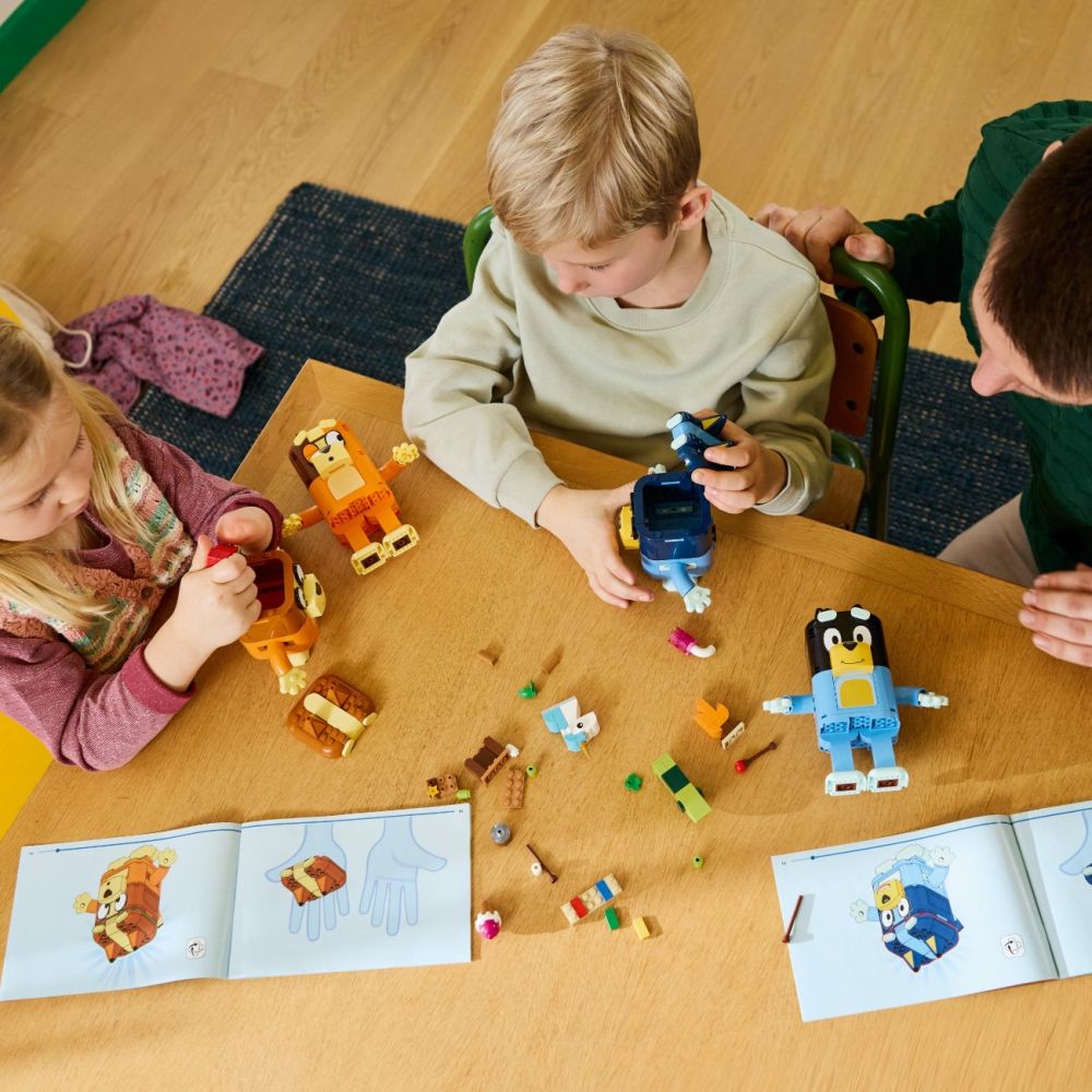 LEGO® Bluey - Familia lui Blue din caramizi (11217)