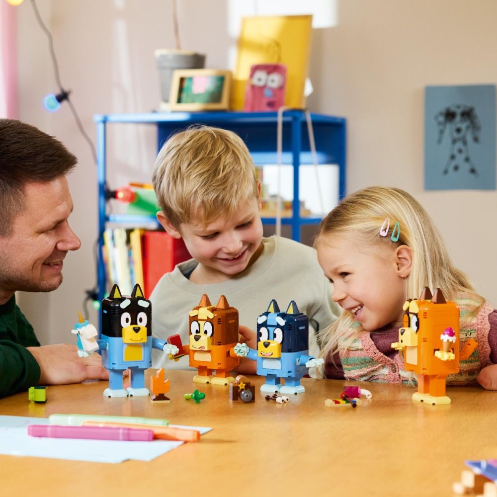 LEGO® Bluey - Familia lui Blue din caramizi (11217)