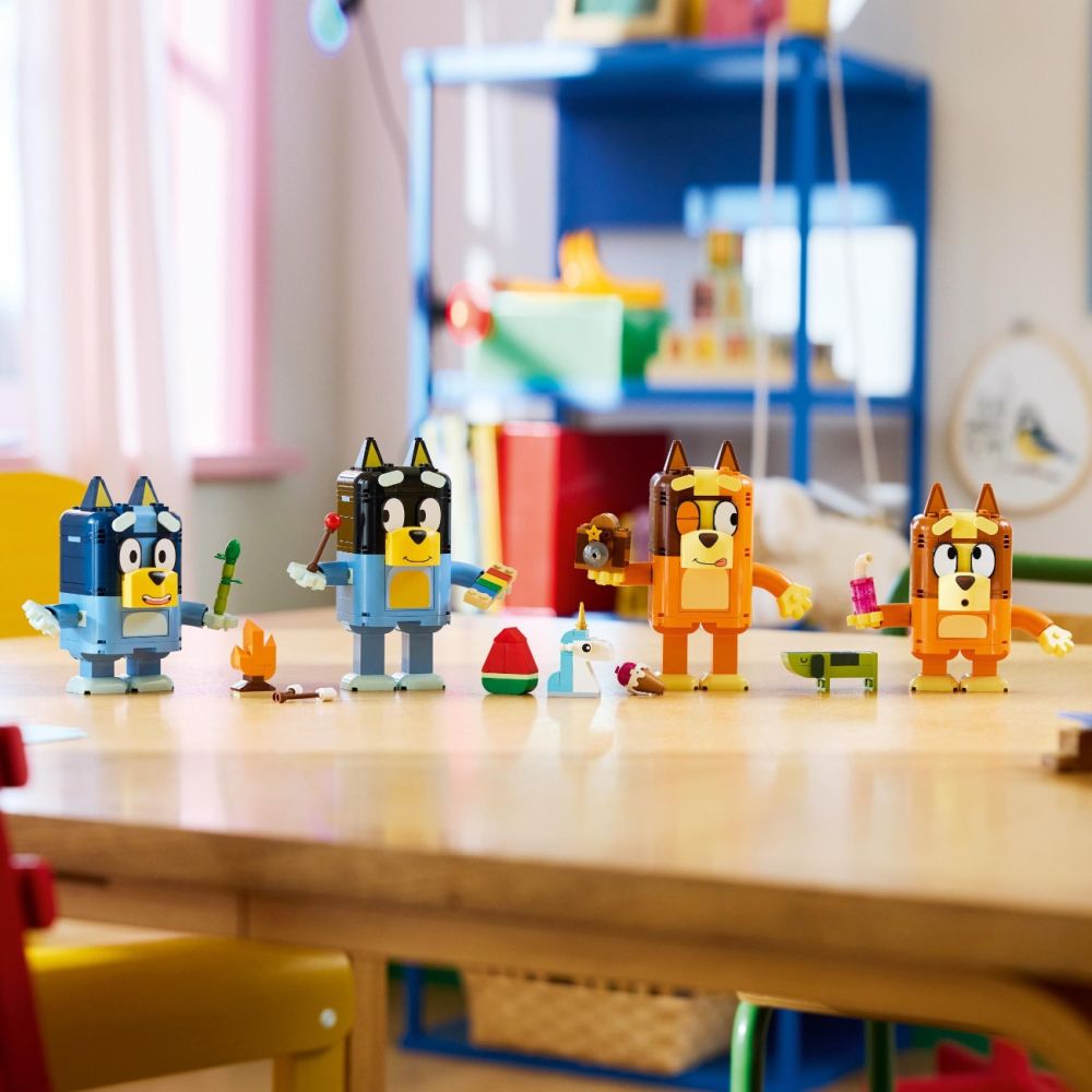 LEGO® Bluey - Familia lui Blue din caramizi (11217)