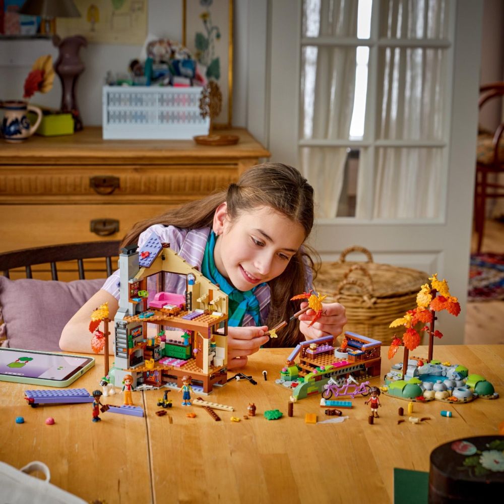 LEGO® Friends - Cabana primitoare in Padure Toamna (42705)