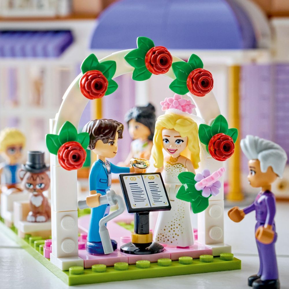 LEGO® Friends - Grand Hotel din Orasul Heartlake (42704)