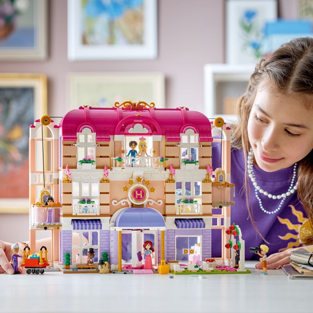 LEGO® Friends - Grand Hotel din Orasul Heartlake (42704)